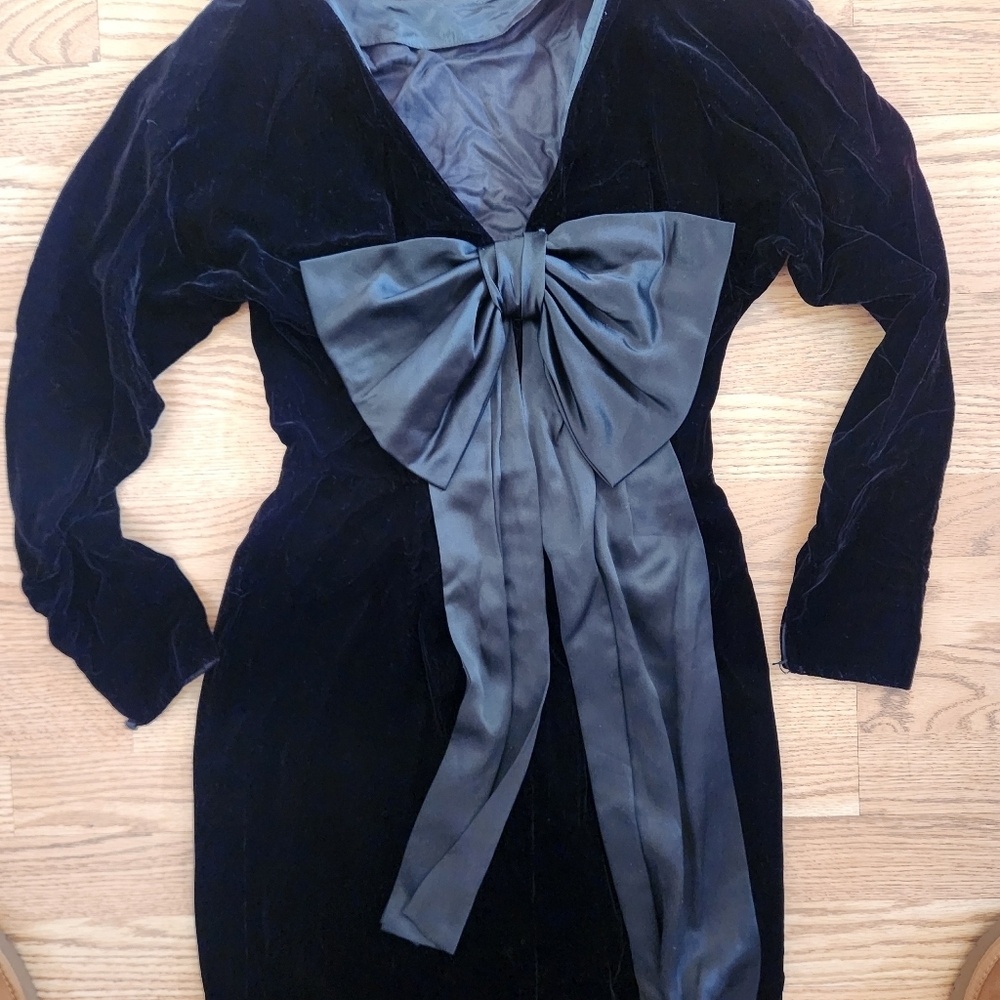 EUC Vintage Maggy London Black Velvet Dress with Gray Bow, Size 6/ Modern Size 4